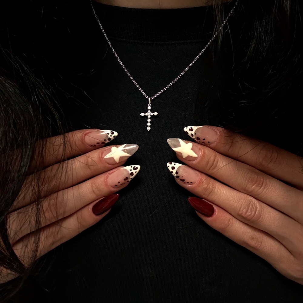 Red and Cream Press-On Nails Set with Elegant / Y2K subtle Design